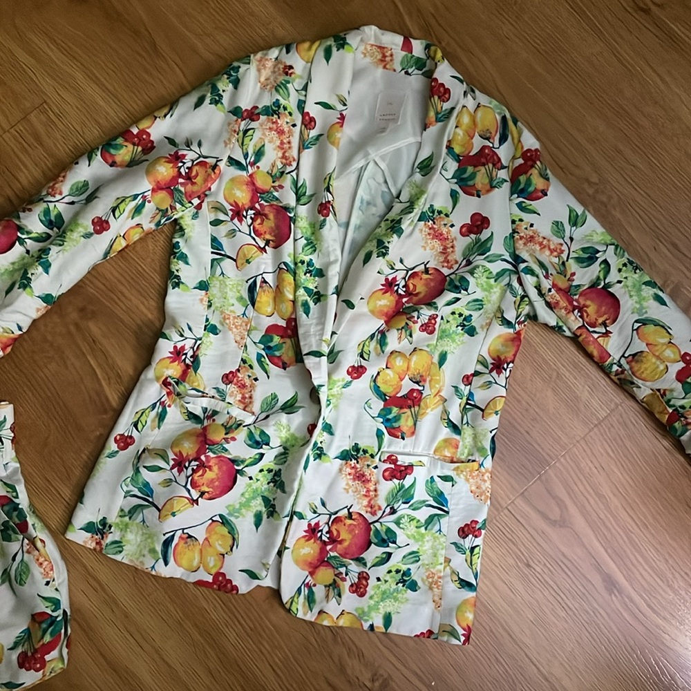 Matching floral blazer and shorts - Picture 4 of 7